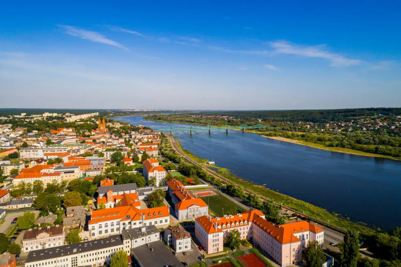 Widok na miasto nad Wisłą, z rynkiem i zielonym mostem.