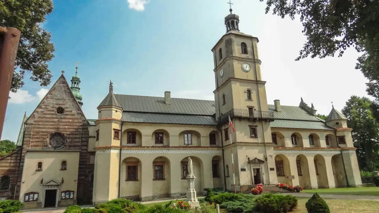 Wąchock atrakcje: Opactwo Cystersów z wieżą zegarową i romańską bazyliką. Piękna architektura i historia.