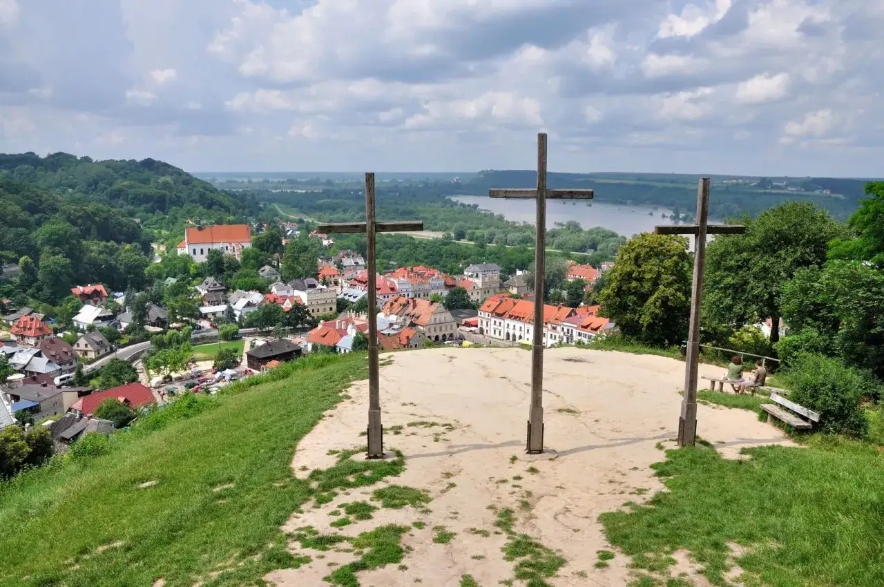 Góra Trzech Krzyży w Kazimierzu Dolnym. Trzy drewniane krzyże górują nad miastem i Wisłą.