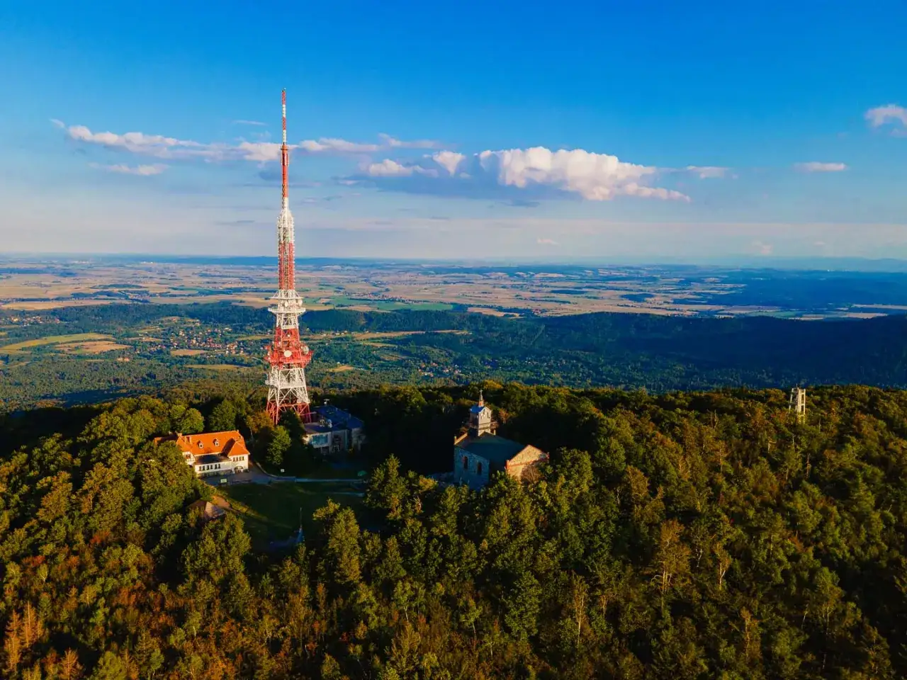 Wieża RTV na szczycie w masywie Ślęży góruje nad lasami i rozległą panoramą.