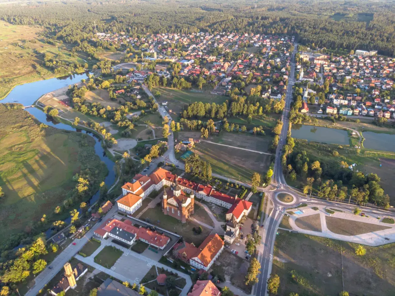 Supraśl atrakcje na weekend: malowniczy widok na miasto, rzekę i klasztor. Idealne miejsce na odpoczynek.