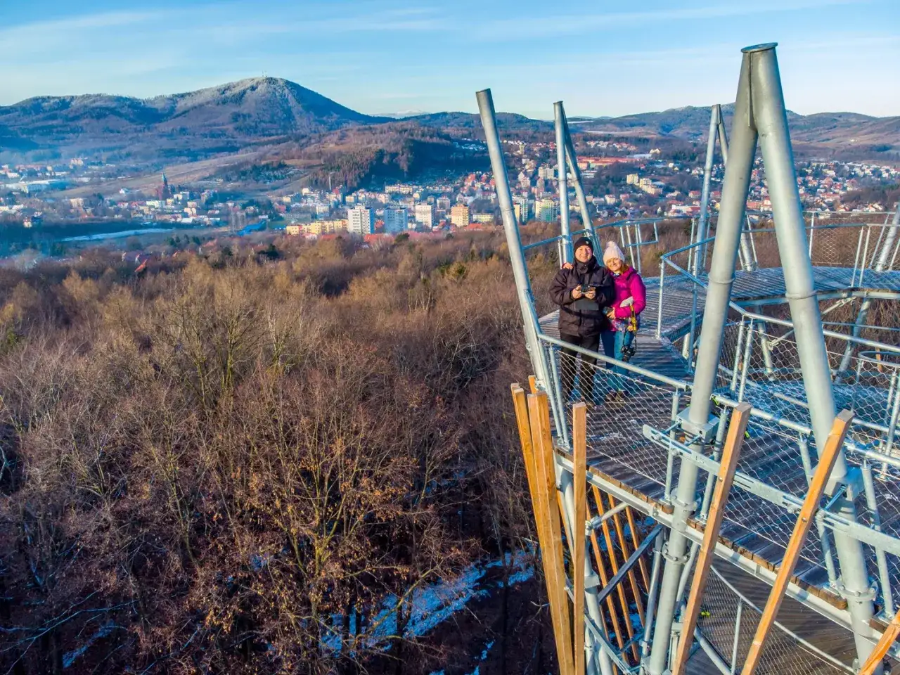 Para na wieży widokowej podziwia panoramę miasta i wzgórze Gedymina.