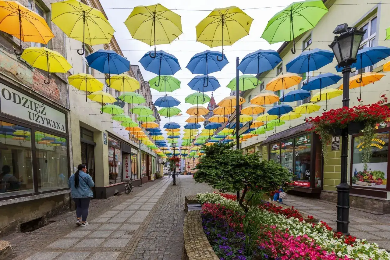 Kolorowe parasole nad ulicą tworzą niepowtarzalne połczyn-zdrój atrakcje. Spacer po brukowanej alejce wśród kwitnących rabat i barwnych ozdób.