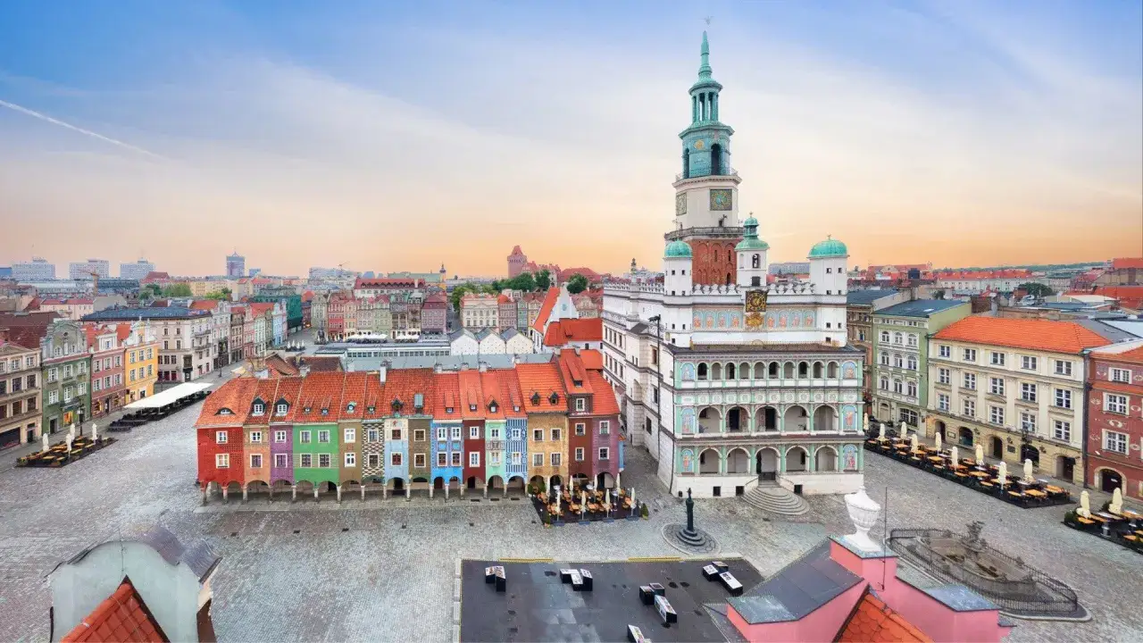 Poznański Rynek, jeden z największych rynków w Polsce, z kolorowymi kamieniczkami i renesansowym ratuszem.