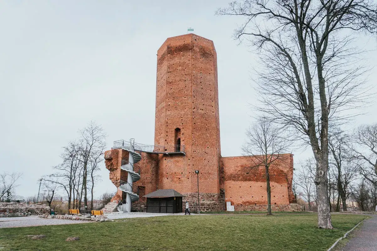 Wieża obronna w Kruszwicy, jedna z głównych atrakcji nad jeziorem Gopło, z kręconymi schodami na zewnątrz.