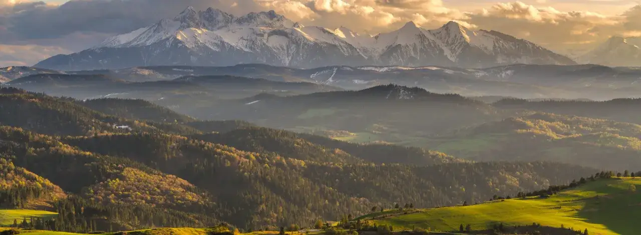 Zachód słońca nad Tatrami. Idealne miejsce, gdzie jechać w góry, by podziwiać takie widoki.