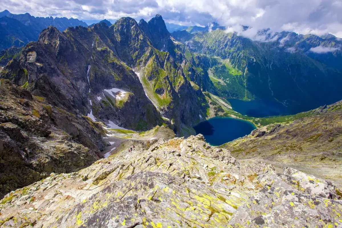 Widok na Tatry z jeziorem Morskie Oko. Wspinaczka po skalistych szlakach to jedne z ekstremalnych atrakcji w Polsce.