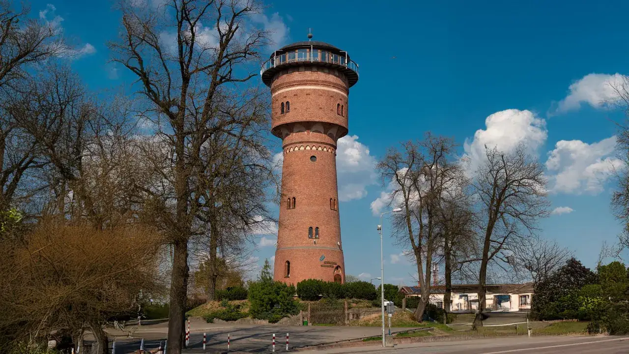 Wieża ciśnień, jedna z atrakcji Mazurskiego Parku Krajobrazowego, góruje nad okolicą.