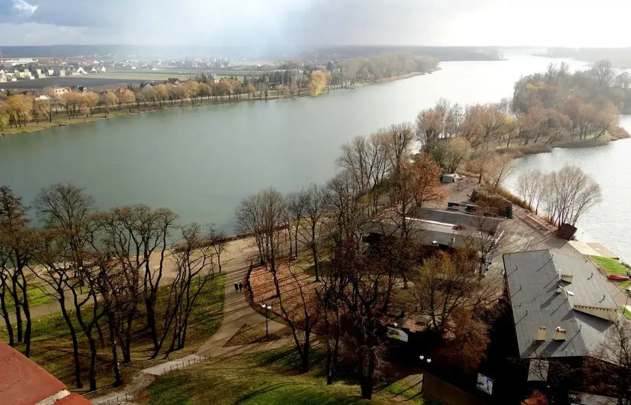 Malownicze jeziora w Kujawsko-Pomorskiem, z widokiem na miasto i park nad wodą.