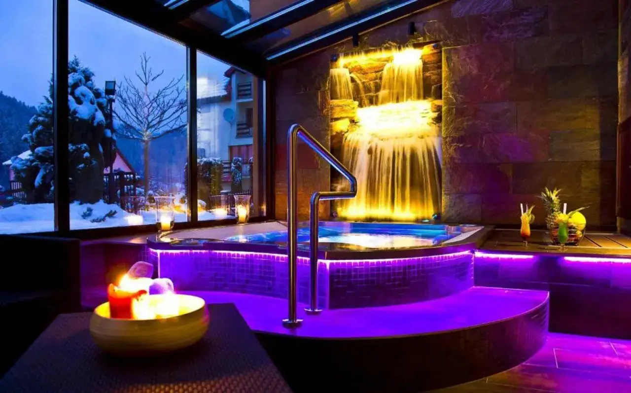 Romantyczne miejsca Dolny Śląsk: jacuzzi z wodospadem i drinkami, zimowy widok za oknem, świece. Idealne na relaks.