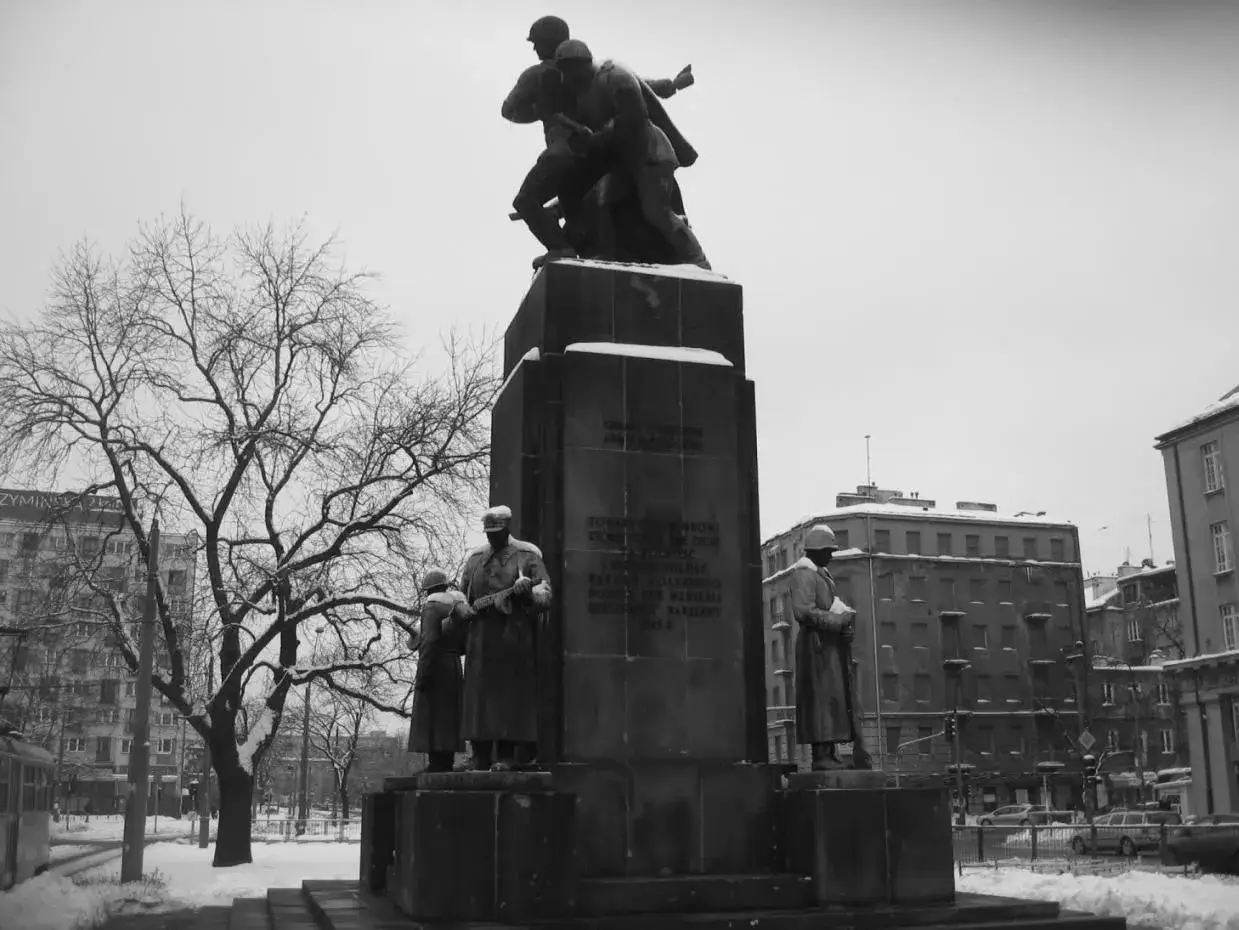 Pomnik Braterstwa Broni, jeden ze słynnych pomników w Polsce, upamiętnia żołnierzy walczących o wolność.