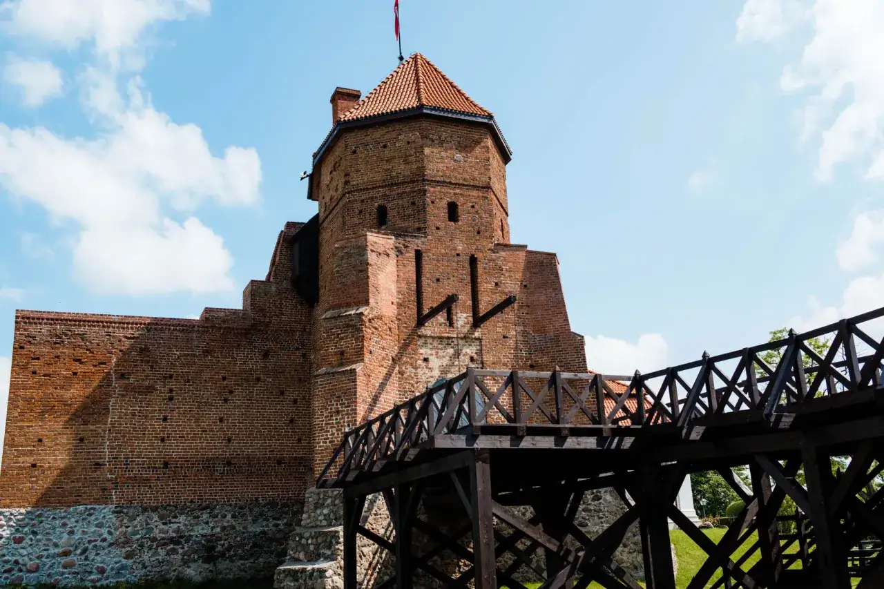 Kamienny zamek z drewnianym mostem, idealne miejsce na wycieczka jednodniowa.