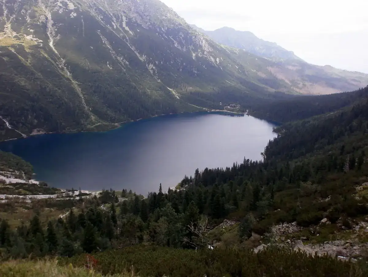 Górskie jezioro otoczone lasem i zboczami, niczym wielkie oko. Legenda mówi, jak powstało Morskie Oko.