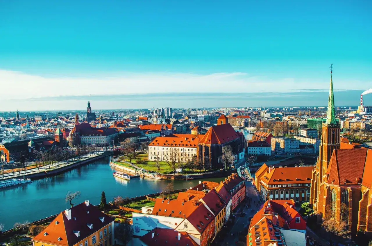 Widok na Ostrów Tumski we Wrocławiu, jedno z najpiękniejszych miast w Polsce. Rzeka Odra, zabytkowe kamienice i katedra tworzą malowniczy krajobraz.