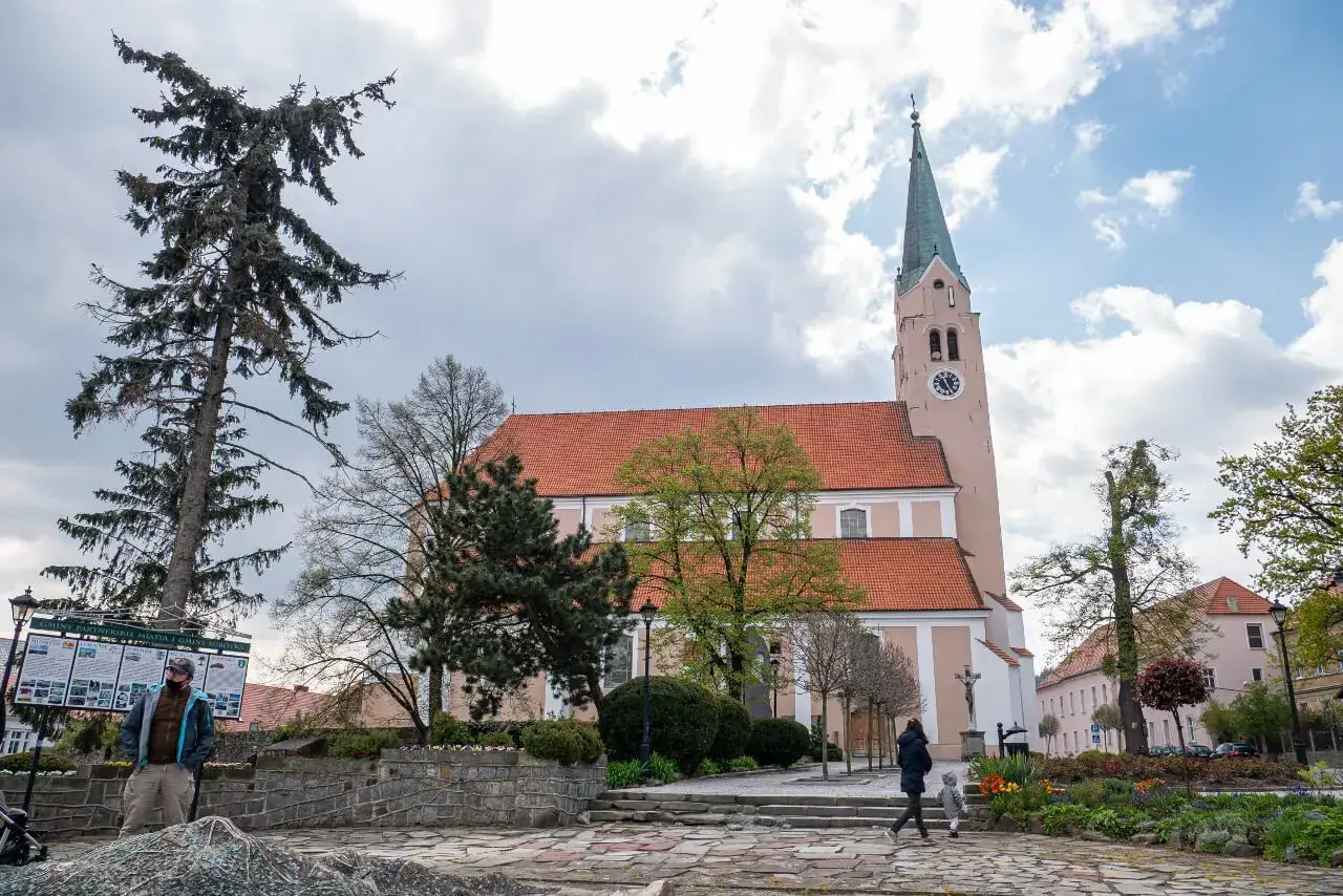 Kościół z wieżą zegarową, piękny przykład architektury, idealny na jednodniową wycieczkę - jedne z wielu atrakcji do 30 km od Wrocławia.