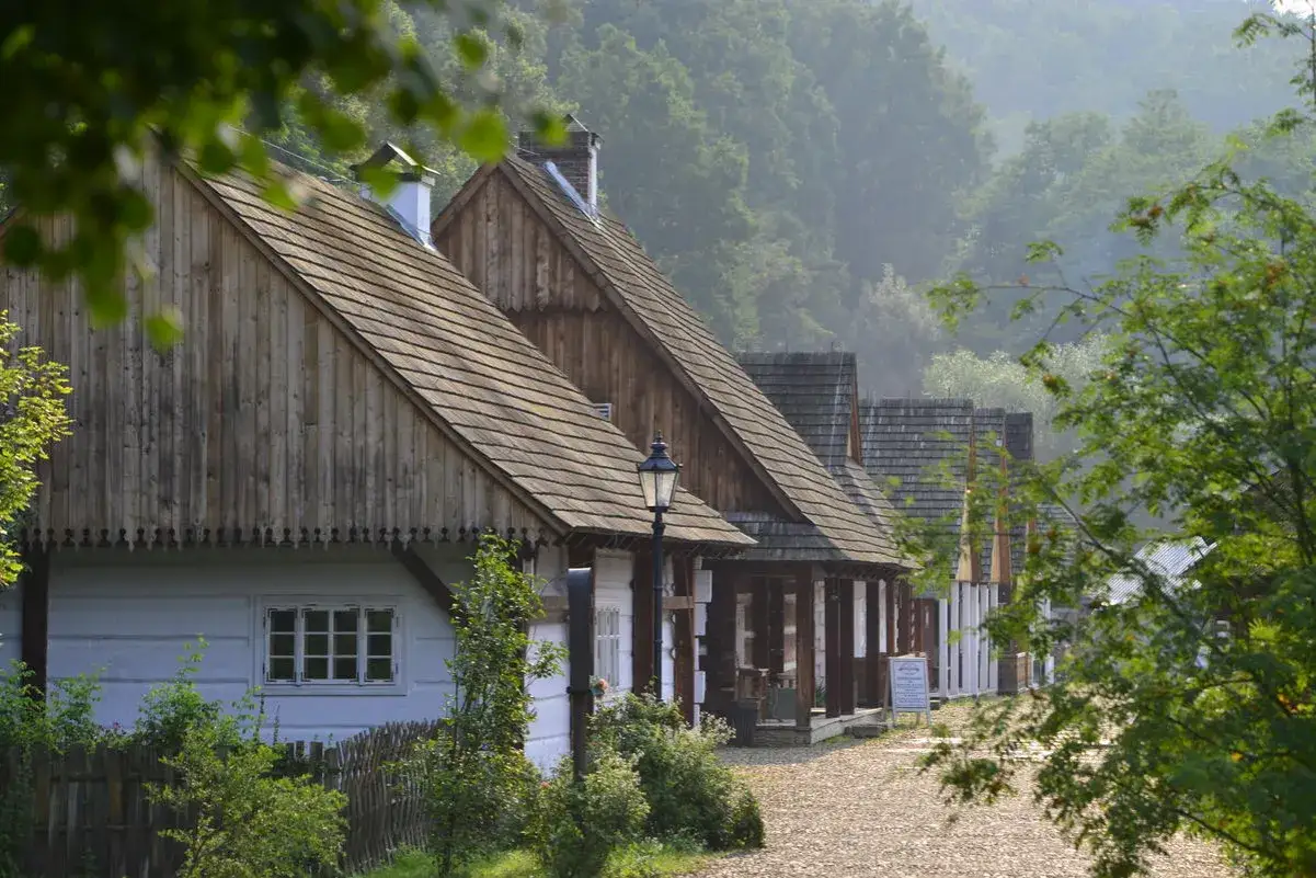 Drewniane domy i dachy kryte gontem tworzą urokliwy skansen pomorski. Wczesnoporanny mglisty krajobraz.