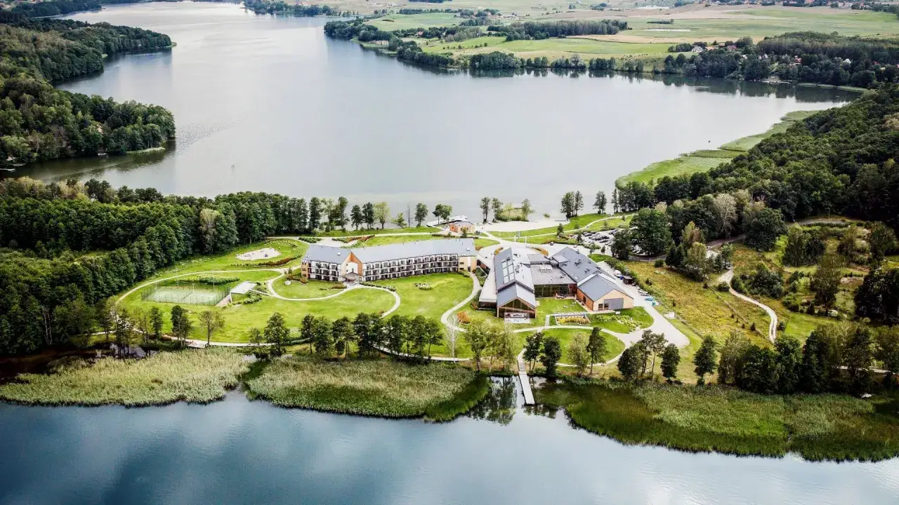 Hotel nad jeziorem, z kortem tenisowym i plażą, to idealne miejsce na wypoczynek i odkrywanie atrakcji Warmii i Mazur.