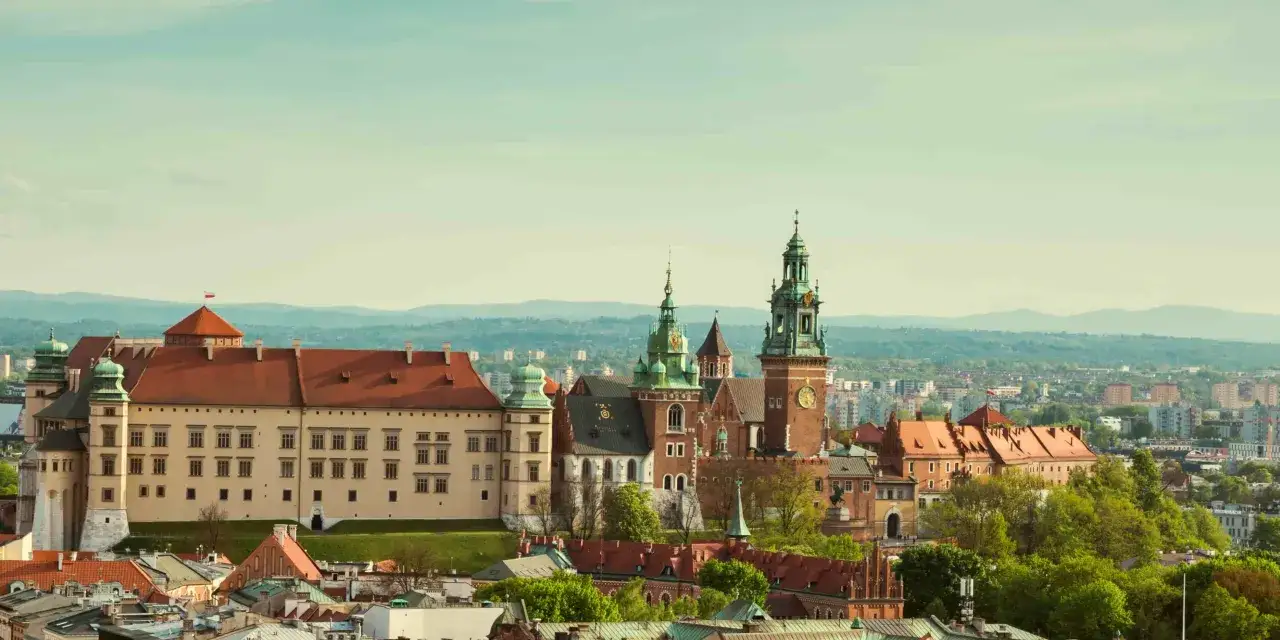 Wawel w Krakowie – jeden z kluczowych punktów na mapie walorów turystycznych Polski. Zamek i katedra na wzgórzu.