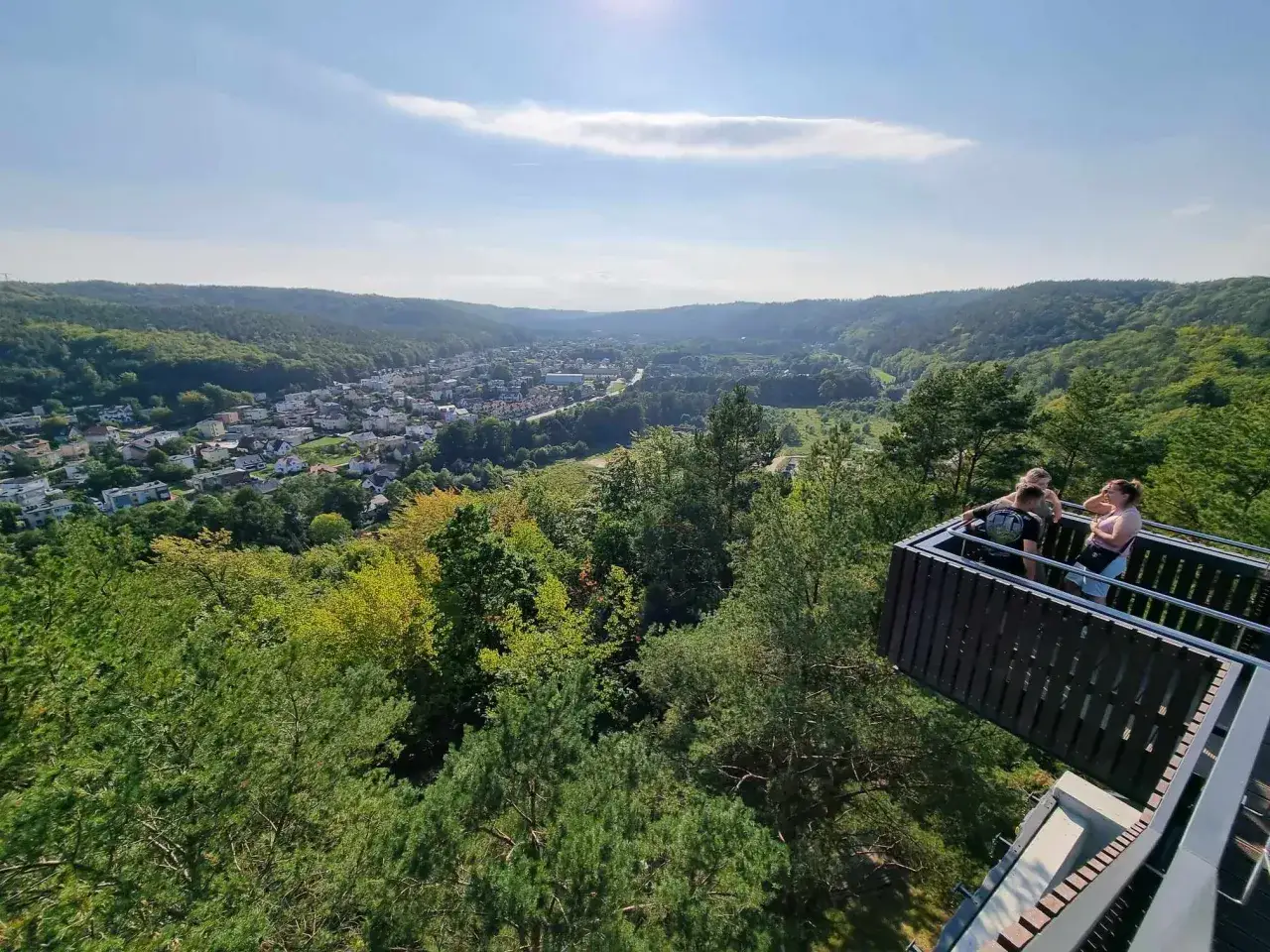 Widok z platformy na górze Markowca w Rumi. W dole rozciąga się miasto otoczone zielonymi wzgórzami.