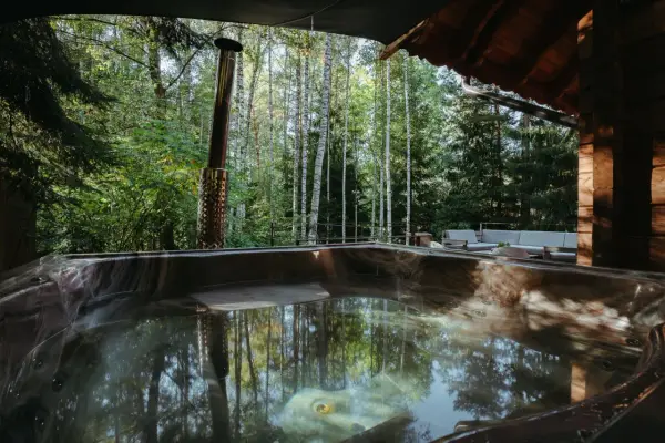 Relaks w jacuzzi w otoczeniu lasu, idealne miejsce na aloha camp.