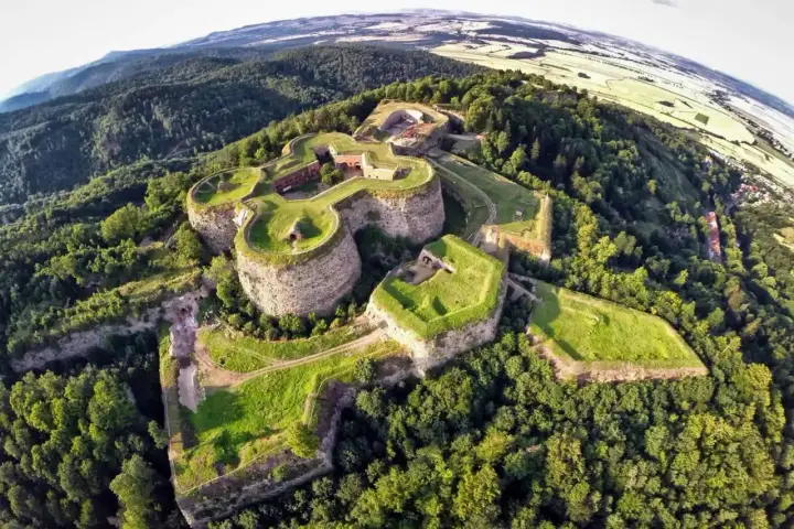 Forteca Srebrna Góra, jedno z najciekawszych miejsc na Dolnym Śląsku, góruje nad lasami.
