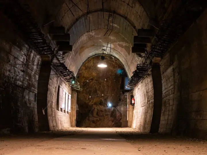 Wnętrze tunelu w kompleksie Riese. Warto zobaczyć surowe ściany, zbrojenia i ekspozycje informacyjne.